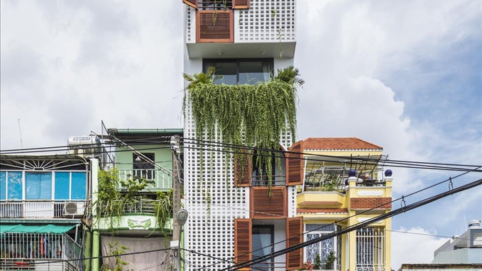 Nhà ống Sài Gòn có chiều cao “lênh khênh” với mặt tiền đặc rỗng lạ lùng - 1 Nhà ống Sài Gòn có chiều cao “lênh khênh” với mặt tiền đặc rỗng lạ lùng - 1