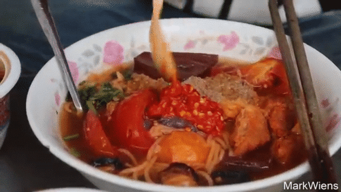 Khách nước ngoài khen hết lời khi thưởng thức bún riêu vỉa hè ở Việt Nam - 1 Khách nước ngoài khen hết lời khi thưởng thức bún riêu vỉa hè ở Việt Nam - 1