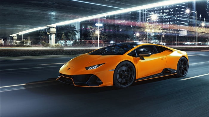 Những đường chỉ khâu tương phản, nắp che nút khởi động cùng logo Lamborghini được dập trên tựa đầu ghế sẽ được hoàn thiện với chỉ khâu cùng màu với màu ngoại thất mà khách hàng lựa chọn cho chiếc xe của mình.