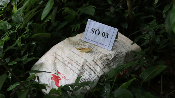 Phát hiện trinh sát chặn đường, nhóm buôn hàng vứt 4 tải chứa 100kg ma túy đá - Ảnh 2.