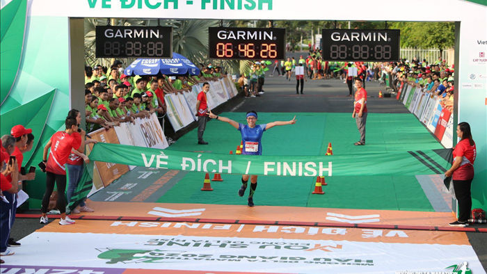 Các VĐV chúc mừng ông Đoàn Ngọc Hải về đích tại giải marathon Hậu Giang - 1