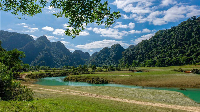 Miền thảo nguyên xanh đẹp tựa “tiên cảnh” cách Hà Nội chỉ hơn 100km - 2