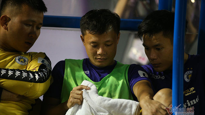 Cầu thủ Hà Nội buồn tê tái, CĐV khóc nức nở