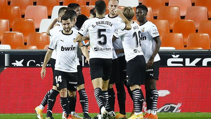 Valencia 4-1 Real Madrid: Cú hattrick phạt đền của Soler - 6