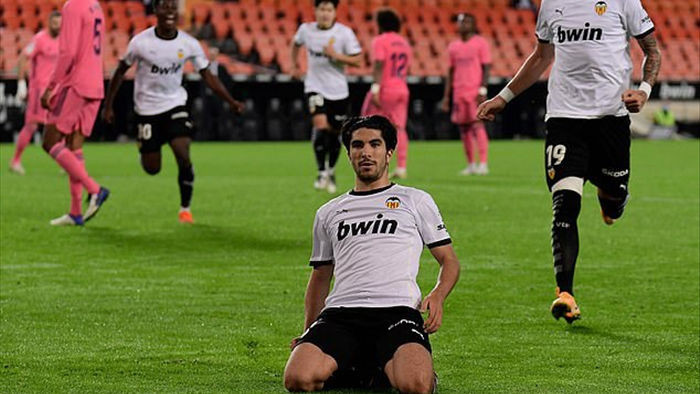 Valencia 4-1 Real Madrid: Cú hattrick phạt đền của Soler - 4