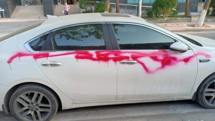 5 chiếc ô tô đỗ cạnh khu đô thị ở Hà Nội bị xịt sơn đỏ khắp thân xe - 1