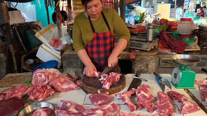 Thịt lợn hết sốt, hàng ăn cố thủ không chịu giảm giá