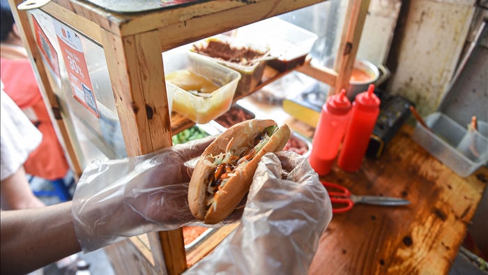 Bí mật món bánh mì nướng muối ớt giúp chủ quán bán 500 chiếc mỗi ngày - 6 Bí mật món bánh mì nướng muối ớt giúp chủ quán bán 500 chiếc mỗi ngày - 6