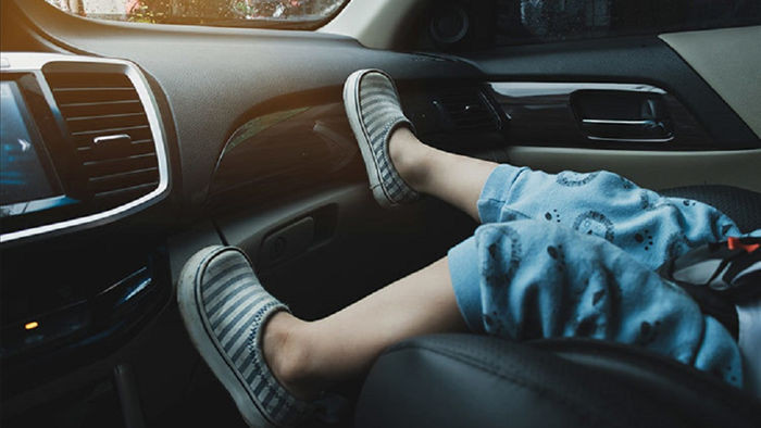 Vì sao khi đi ô tô không nên cho trẻ em ngồi hàng ghế trước