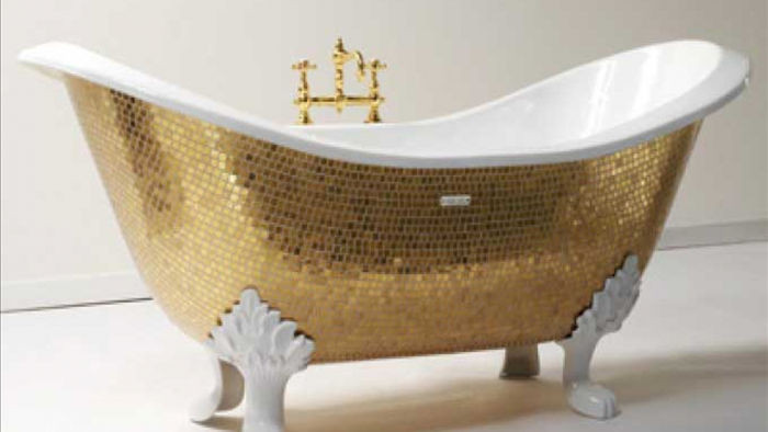 Golden Bathtub được làm bằng vàng ròng, thiết kế riêng cho một khách sạn sang trọng ở Nhật Bản với giá 987.000 USD. Tuy nhiên, chiếc bồn tắm này đã bị lấy trộm và hiện vẫn chưa tìm thấy.