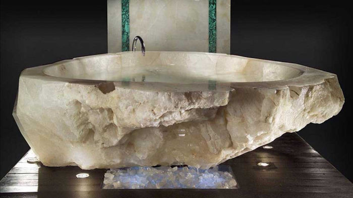 Bồn tắm Baldi Rock Crystal Bathtub mang phong cách Italy, được làm từ đá quý và đính kim cương. Sản phẩm này trị giá 790.310 USD.