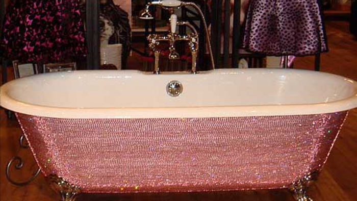Được đính đầy đá quý, chiếc bồn tắm Diamond Bathtub được bán với giá 39.000 USD.