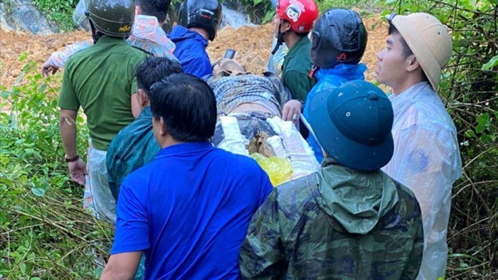 Bới đất đá tìm người mất tích trong vụ sạt lở chồng sạt lở ở Quảng Nam