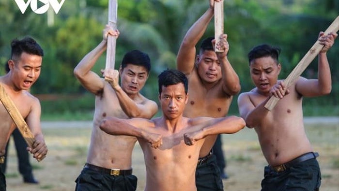 Cảnh sát cơ động bẻ cong thanh sắt quấn quanh cổ, công phá tảng đá trên bụng - 7