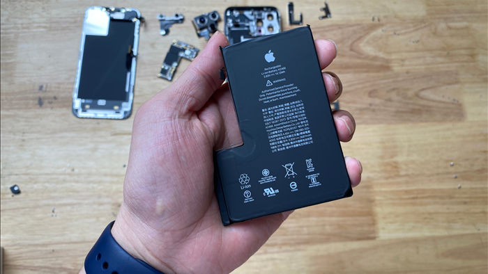 Mổ bụng iPhone 12 Pro Max, xác nhận dung lượng pin chỉ là 3.687mAh - Ảnh 1.
