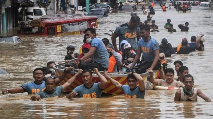 Bão Vamco gây ngập lụt kinh hoàng ở Philippines. Ảnh: Reuters