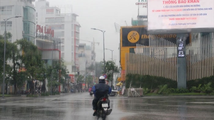 E ngại cơn bão mạnh, các cửa hàng ra sức băng bó, chống nạng - 1