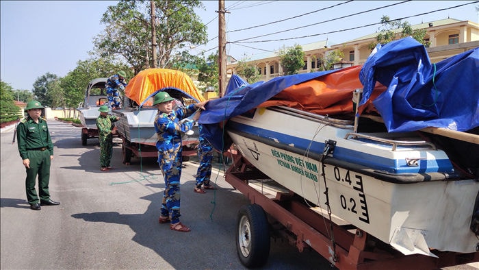 Hồ Kẻ Gỗ xả tràn đối phó với bão số 13 - 2 Hồ Kẻ Gỗ xả tràn đối phó với bão số 13 - 2