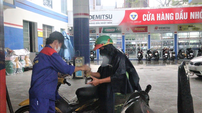 Sợ mất điện do “siêu bão”, người dân Đà Nẵng đổ xô mua xăng dầu dự trữ - 3 Sợ mất điện do “siêu bão”, người dân Đà Nẵng đổ xô mua xăng dầu dự trữ - 3