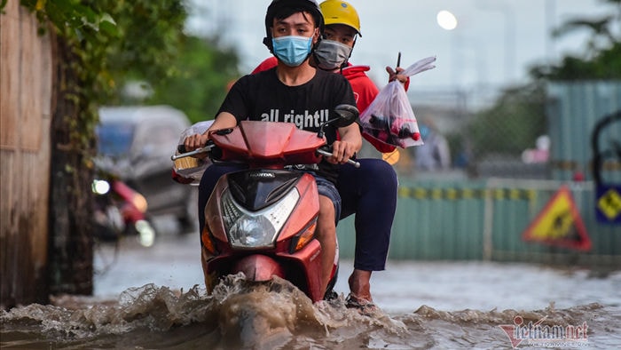 Người dân TP.HCM vật lộn với đỉnh triều 1,7m