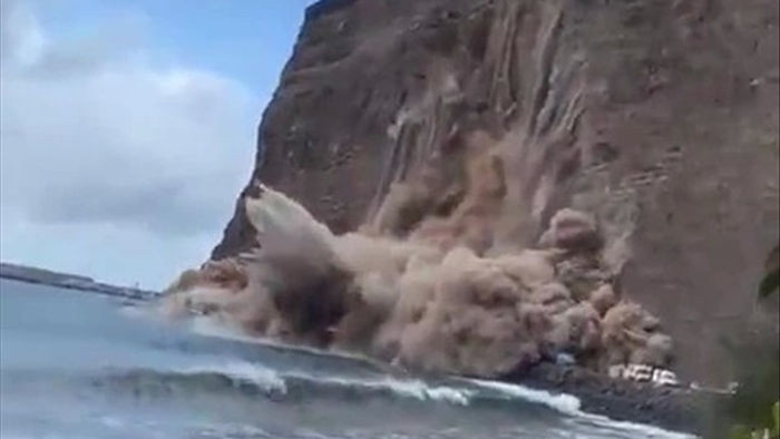 Sốc: Vách đá khổng lồ sụp xuống bãi biển, ngay trước mắt khách du lịch - 1