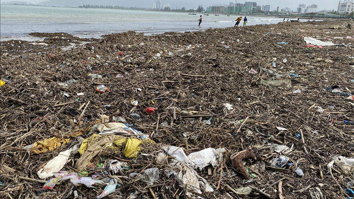 [Ảnh] Hơn 500 tấn rác dạt vào bãi biển Đà Nẵng - Ảnh 6.