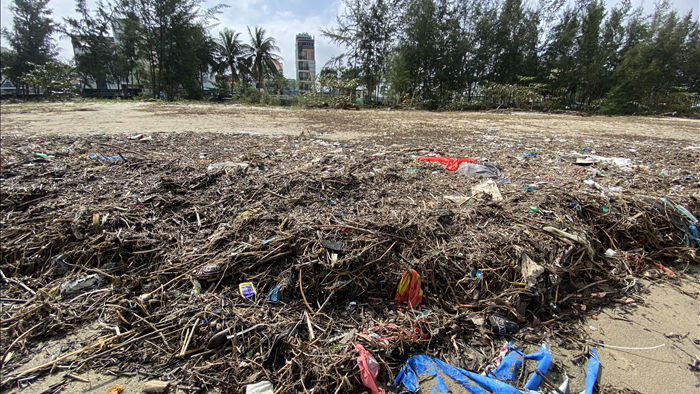 [Ảnh] Hơn 500 tấn rác dạt vào bãi biển Đà Nẵng - Ảnh 3.