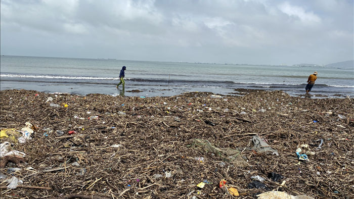 [Ảnh] Hơn 500 tấn rác dạt vào bãi biển Đà Nẵng - Ảnh 12.