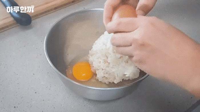 Video hướng dẫn làm cơm chiên trứng thu hút gần trăm triệu lượt xem - 1
