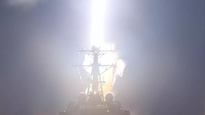 Xem tàu chiến Mỹ bắn hạ tên lửa đạn đạo trên không gian