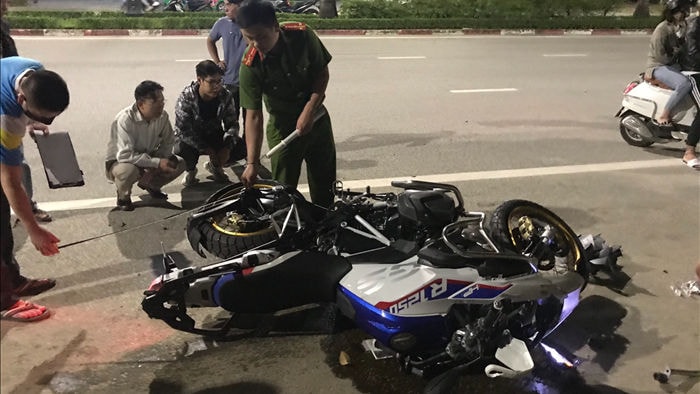 Siêu mô tô BMW gây tai nạn, 3 người nhập viện nguy kịch - 1 Siêu mô tô BMW gây tai nạn, 3 người nhập viện nguy kịch - 1