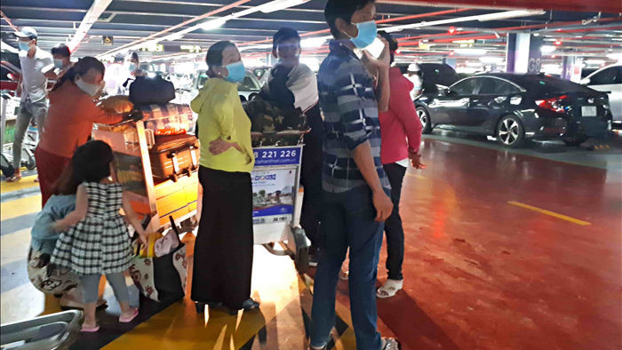 Hành khách cám cảnh trước việc leo 4 lầu chờ taxi công nghệ