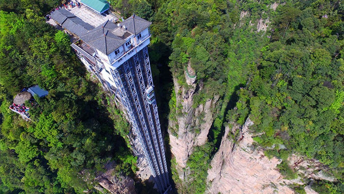 Choáng với thang máy ngoài trời cao nhất thế giới chênh vênh bên vách đá - 1