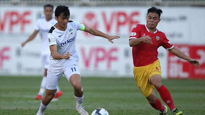 Bầu Đức chiêu mộ HLV Kiatisuk: Tín hiệu mừng với bóng đá Việt Nam - 2