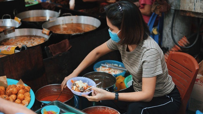 Quán bánh rán vỉa hè Hà Nội, ngày cả trăm lượt khách xếp hàng thưởng thức