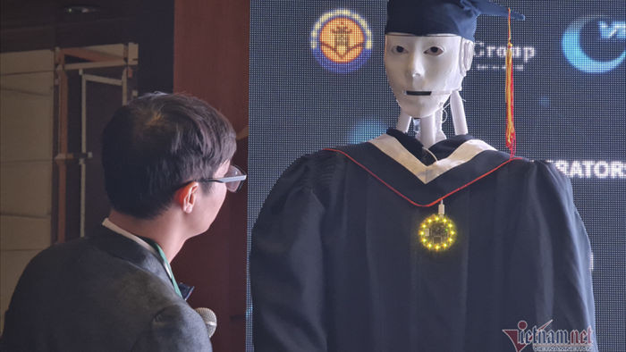 Robot Make in Vietnam biết lẩy Kiều, đọc thơ, giải toán