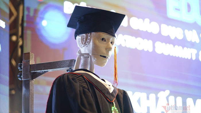 Robot Make in Vietnam biết lẩy Kiều, đọc thơ, giải toán