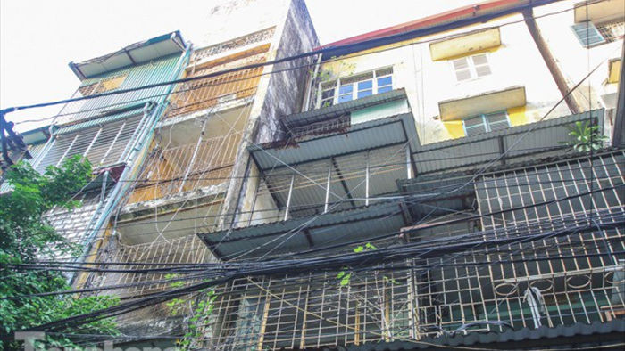 Cận cảnh các chung cư trước nguy cơ đổ sập bất cứ lúc nào ở Hà Nội - 22