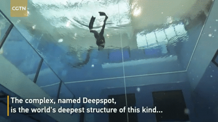Choáng với bể bơi sâu nhất thế giới chứa cả hang động - 1