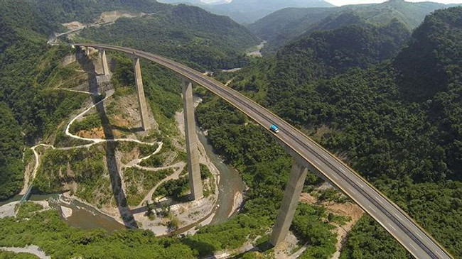 Đường cao tốc liên bang 1, Mexico: Con đường được xây băng qua không trung với bề ngang rất hẹp và không có rào chắn.   
