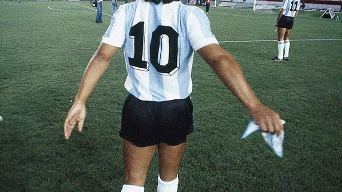“Vì Maradona, FIFA nên tước bỏ chiếc áo số 10 ở mọi đội bóng trên thế giới” - Ảnh 1.