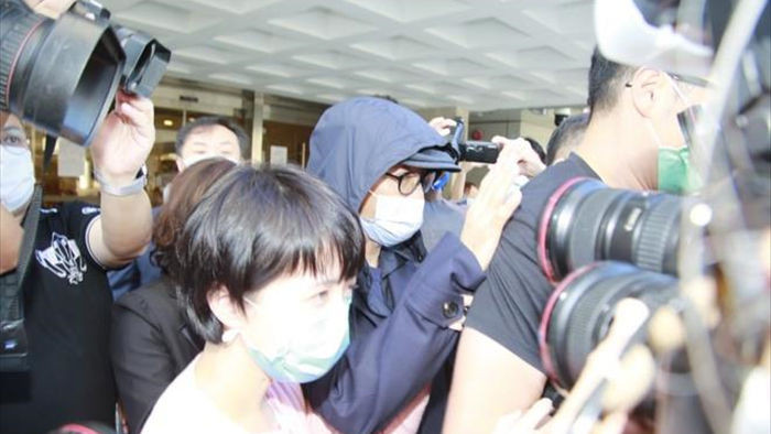 'Vua hài' Châu Tinh Trì bị vây kín, xô đẩy sau khi rời tòa án - 1