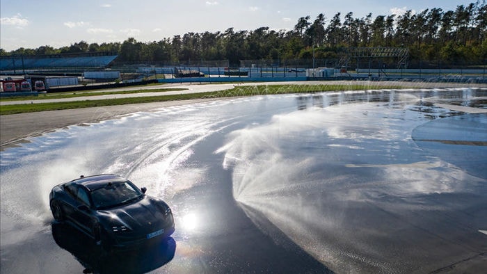 Liên tục drift hơn 42 km, Porsche Taycan thiết lập kỷ lục thế giới cho xe điện