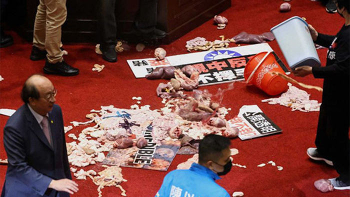 Tranh cãi về thịt lợn Mỹ, các nghị sĩ Đài Loan hỗn chiến giữa cuộc họp
