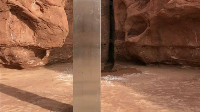 Người ngoài hành tinh cắm cây cột kim loại bí ẩn giữa sa mạc Mỹ? - 1