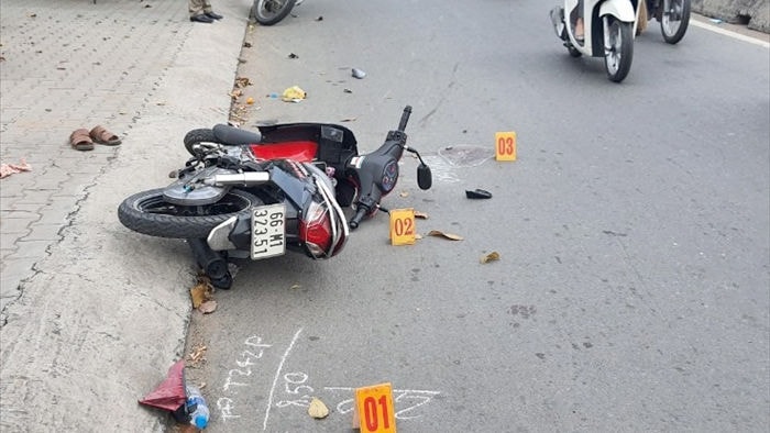 Ngã xe do bị giật túi xách, chồng hôn mê, vợ gãy tay - 1 Ngã xe do bị giật túi xách, chồng hôn mê, vợ gãy tay - 1