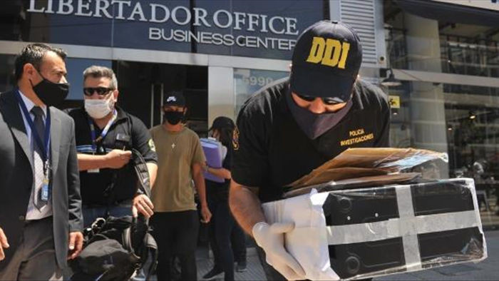 Cảnh sát khám nhà 3 tiếng, bác sĩ riêng của Maradona phủ nhận ngộ sát - 1