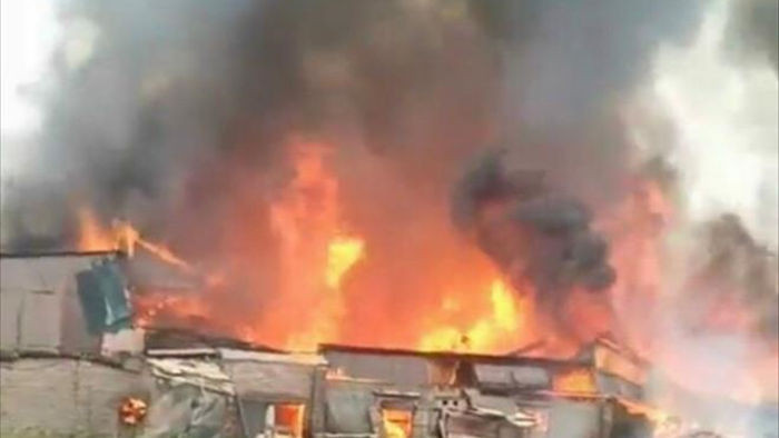 Cả chục xưởng gỗ ở Thạch Thất, Hà Nội đang cháy ngùn ngụt - 1