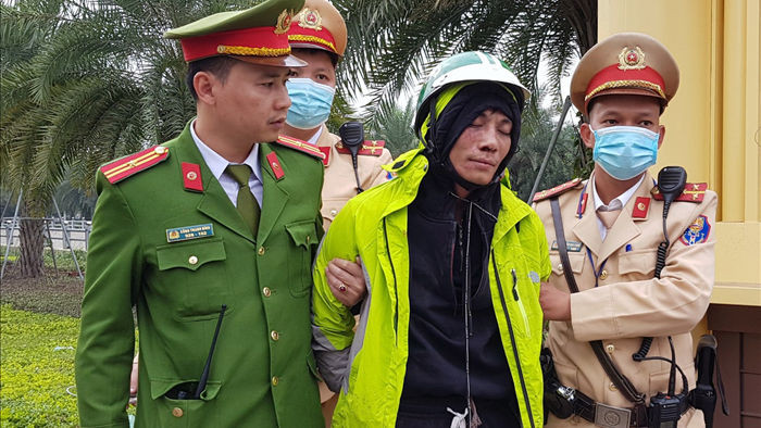 Cảnh sát giao thông Hà Nội bắt nóng tên cướp manh động - 1