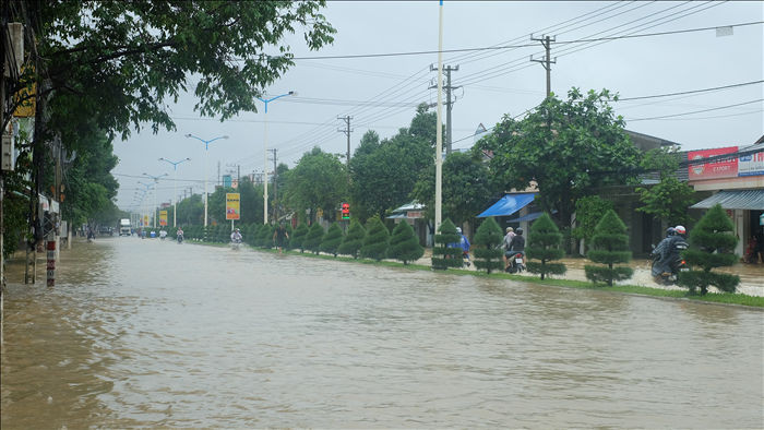 Thêm một cháu bé tử vong, nước rút chậm Khánh Hòa vẫn ngập